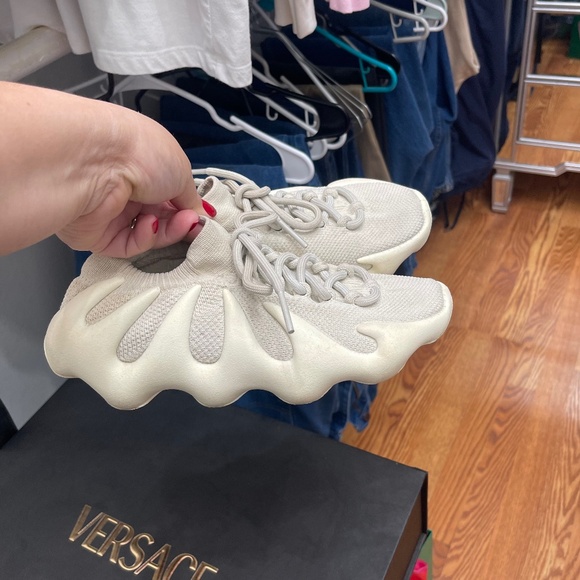 YEEZY Boost 450 CLOUD Size 5 Men’s = Size 6 Women’s - Picture 2 of 6
